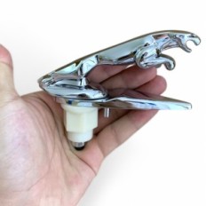 Emblemat Jaguar chromowany na maskę - znaczek ozdobny celownik samochodowy