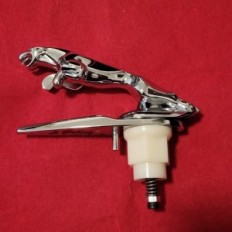 Emblem Jaguar Chromowany maskil - dekoratiivhariduse autopilte