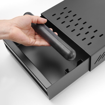 Συρτάρι σε καφέ με αντανακλαστική βάση κάτω από το μύλο του καφέ