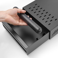 Cassetto su caffè con base riflettenti sotto la smerigliatrice per caffè