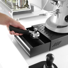 Lade op koffiebums met reflecterende basis onder koffiemolen
