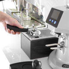 Reflekterande kaffefäste GN 1/4 Boxbehållare i ett trähus