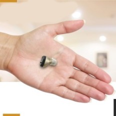 Μεταχειρισμένος ενισχυτής ακοής CIC για ηλικιωμένους μαύρο αριστερό αυτί με μείωση θορύβου