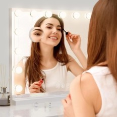 Brukt YoFuly Hollywood 58 × 48 cm Makeup Mirror med 15 LED 3 moduser på bordet og veggen