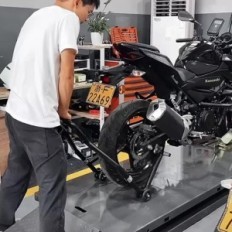 Servizio di servizio rinforzato per cambio di olio e riparazione auto