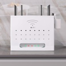 Maršrutētāja kaste un Catekro modems ar baltu kabeļu pārvaldību