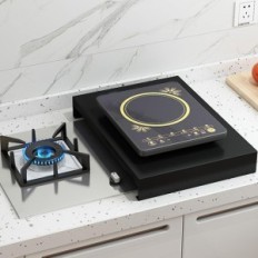 Couvrir pour une cuisinière à gaz en acier inoxydable. Espace de travail supplémentaire