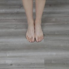 Použité samolepiace vinylové panely Nufrl sivé drevo 15 × 90cm 40ks. Pre kuchyňu a kúpeľňu