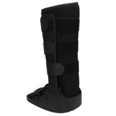 Chaussure médicale orthopédique Walker L sur un pied cassé et une étang d'exposition torsadée