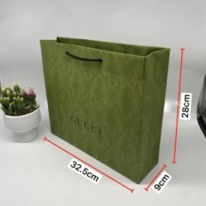 Gucci 32,5x28x9 cm grønn med tykt papir med sterke håndtak
