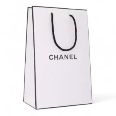 Sett med bag og boks chanel hvit 145x145mm med svart strenghåndtak