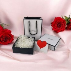 Σετ τσάντα και κουτί Chanel λευκό 145x145mm με μαύρη λαβή χορδών