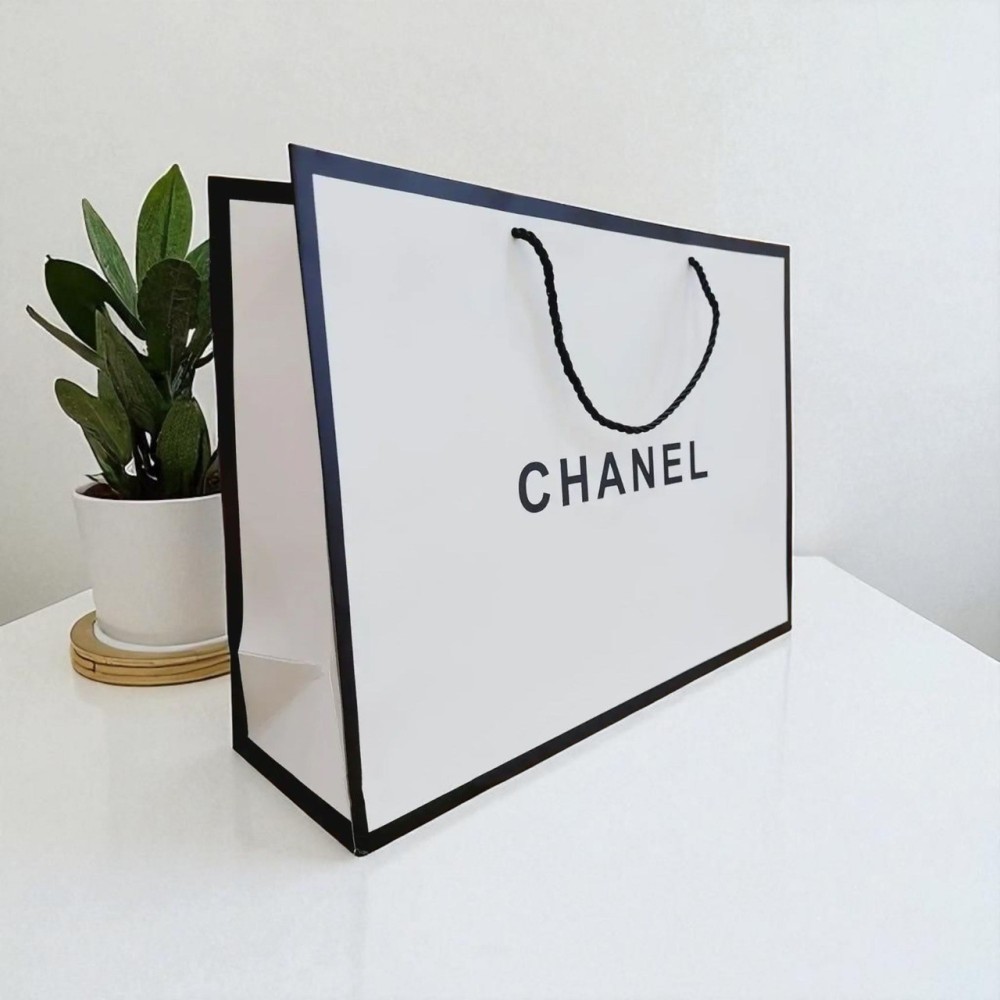 Poklon kutija Chanel bijela s crnim logotipom i nositelje premiju