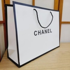 Geschenkbox chanel weiß mit schwarzen Logo- und String-Premium-Inhabern