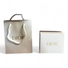 Dior dior saco e caixa 14,5x14,5x6,5 cm. Papelão de couro texturizado branco