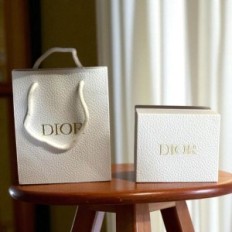 Dior Dior Bag a box 14,5x14,5x6,5 cm. Bílá texturou kožené lepenky