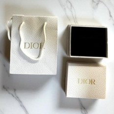 Dior Dior Bag en doos 14,5x14,5x6,5 cm. Wit getextureerd lederen karton