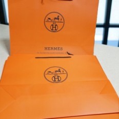 Hermes 42x14x30 cm kott oranž paksu paber musta käepidemed