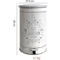 Dārza atkritumu grozs baltajai retro pedāļa izstādei