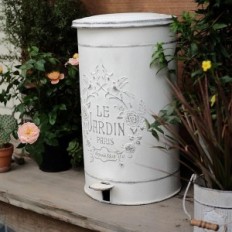 Garden garbage basket for white retro pedal exhibition