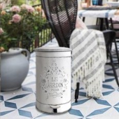 Tuin-vuilnismand voor witte retro-pedaaltentoonstelling