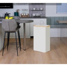 Gebrauchte Flaschenbehälter mit Iegrop-Ablagerung mit beige Tasche