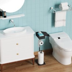 Stare per la carta igienica Cisily Black con uno scaffale indipendente. Mostra accessori da bagno