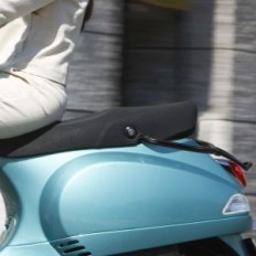 Bakretten for Scooter Vespa GTS / GTL / GTV / Super / Hpe Artudatech Svart med håndtak
