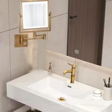 Wandspiegel mit Hintergrundbeleuchtung und Schwenkvergrößerung mit USB-Messing