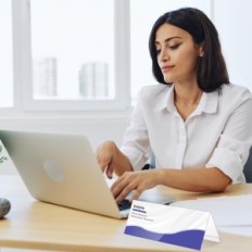 Akril jelvény stand 30x10,5cm Gulfmew 30db konferenciára