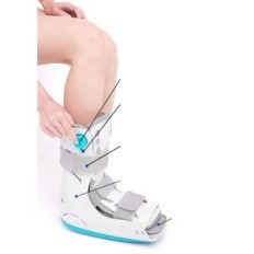 Zapatos inflables ortopédicos usados para caminar las lesiones