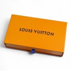 Kartonglåda Louis Vuitton med infällbara lådor, guldbrun