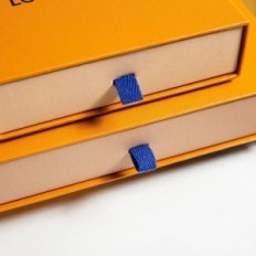 Kartonska škatla Louis Vuitton z zložljivimi predali, Zlato rjavo