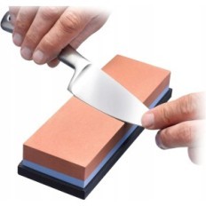 Steine zum Schärfen von Messern. Schärfen. Professionelle Pose. Kit für Messer