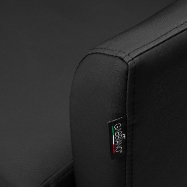 Sillón de peluquería Gabbiano Davos negro — detalle del reposabrazos