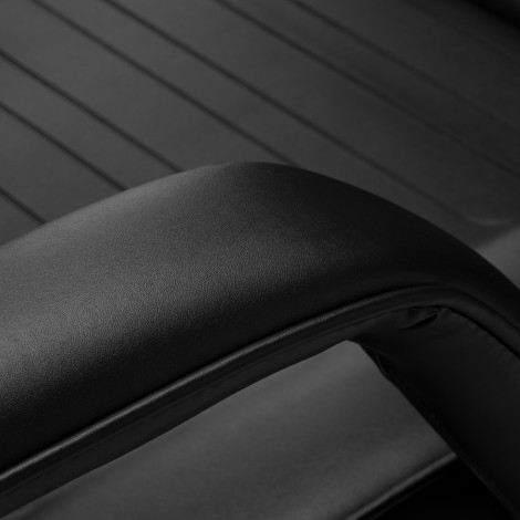 Sillon hidraulikus kozmetikai szék v2 210 fekete — közeli kép a kartámaszról