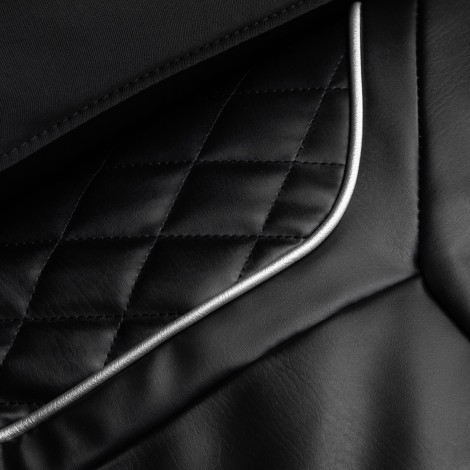Sakura Prime 108 hierontatuoli musta — lähikuva istuimesta