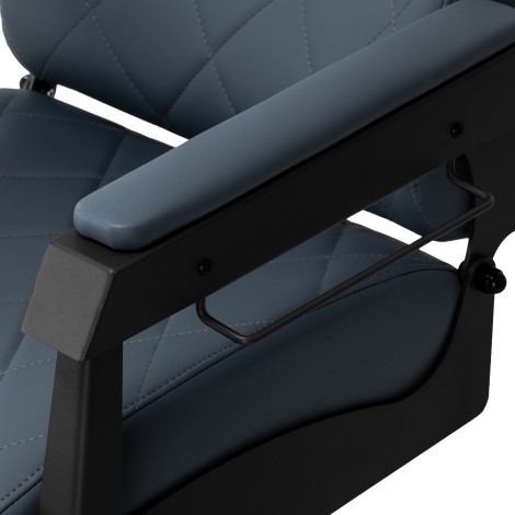 Fauteuil de barbier Gabbiano Bruno bleu acier avec base noire — gros plan accoudoir