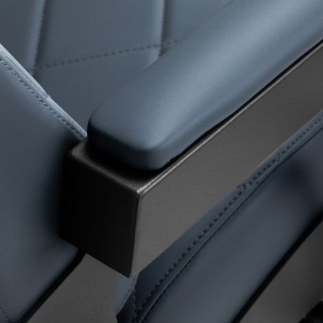 Sillón de barbero Gabbiano Bruno azul acero con base negra — detalle del reposabrazos