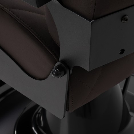 Καρέκλα κουρέα Gabbiano Bruno με μαύρο πλαίσιο σε καφέ συνθετικό δέρμα — κοντινό μπράτσο