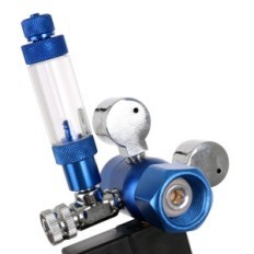 Riduttore di CO2 per un acquario con una valvola a solenoide e un bancone di bolle