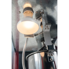 Máquina de palomitas de maíz de bar con toldo rojo