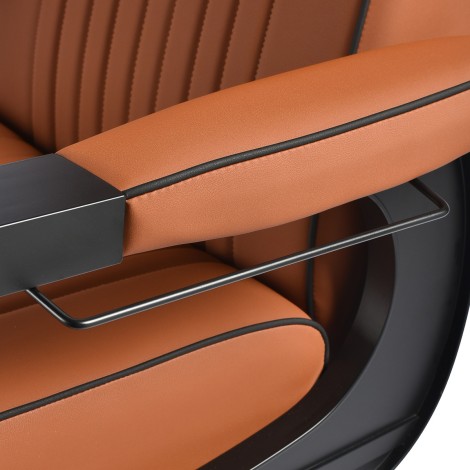 Gabbiano Levi parturin tuoli mustalla rungolla ja kirjavilla ruskeilla ilman tikkausta selkänojassa — lähikuva käsinojasta