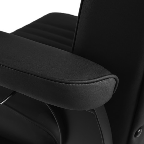 Cadeira de barbeiro Gabbiano Levi com estrutura preta e estofamento preto sem costuras na parte de — close-up do apoio de braço