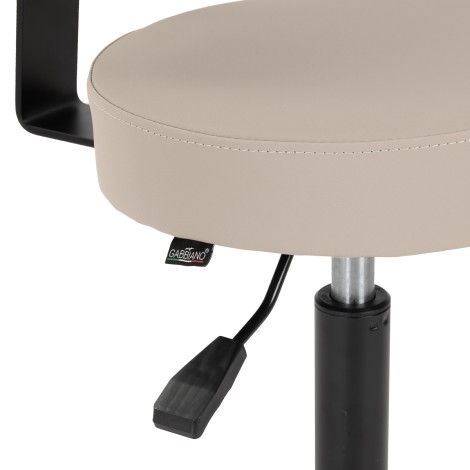 Sgabello da parrucchiere Gabbiano D026 grigio-beige — primo piano della seduta