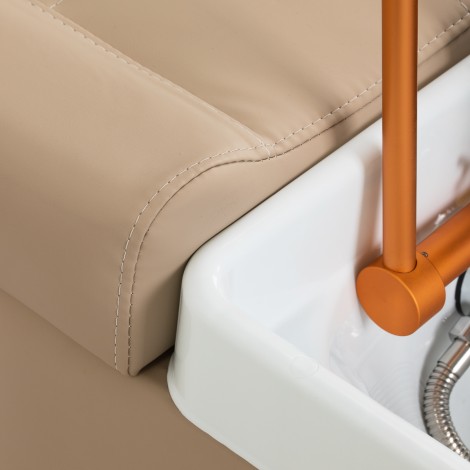 Gabbiano Head Spa Maldives lit de lavage cheveux beige — gros plan assise