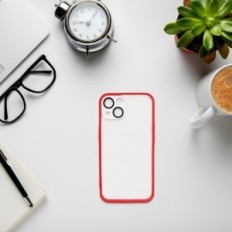 "IPhone 13 W393" bespalvis su raudonu