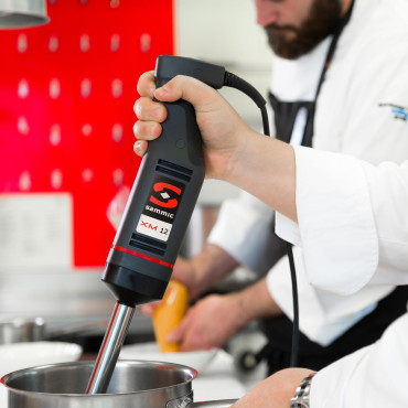 Mischer-Handmixer mit Mischen, die zerkleinert werden