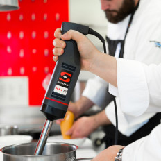 Mischer-Handmixer mit Mischen, die zerkleinert werden
