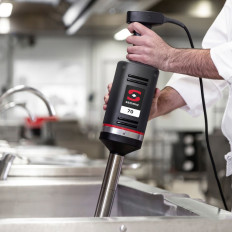 Mischer-Handmixer mit Mischen, die zerkleinert werden